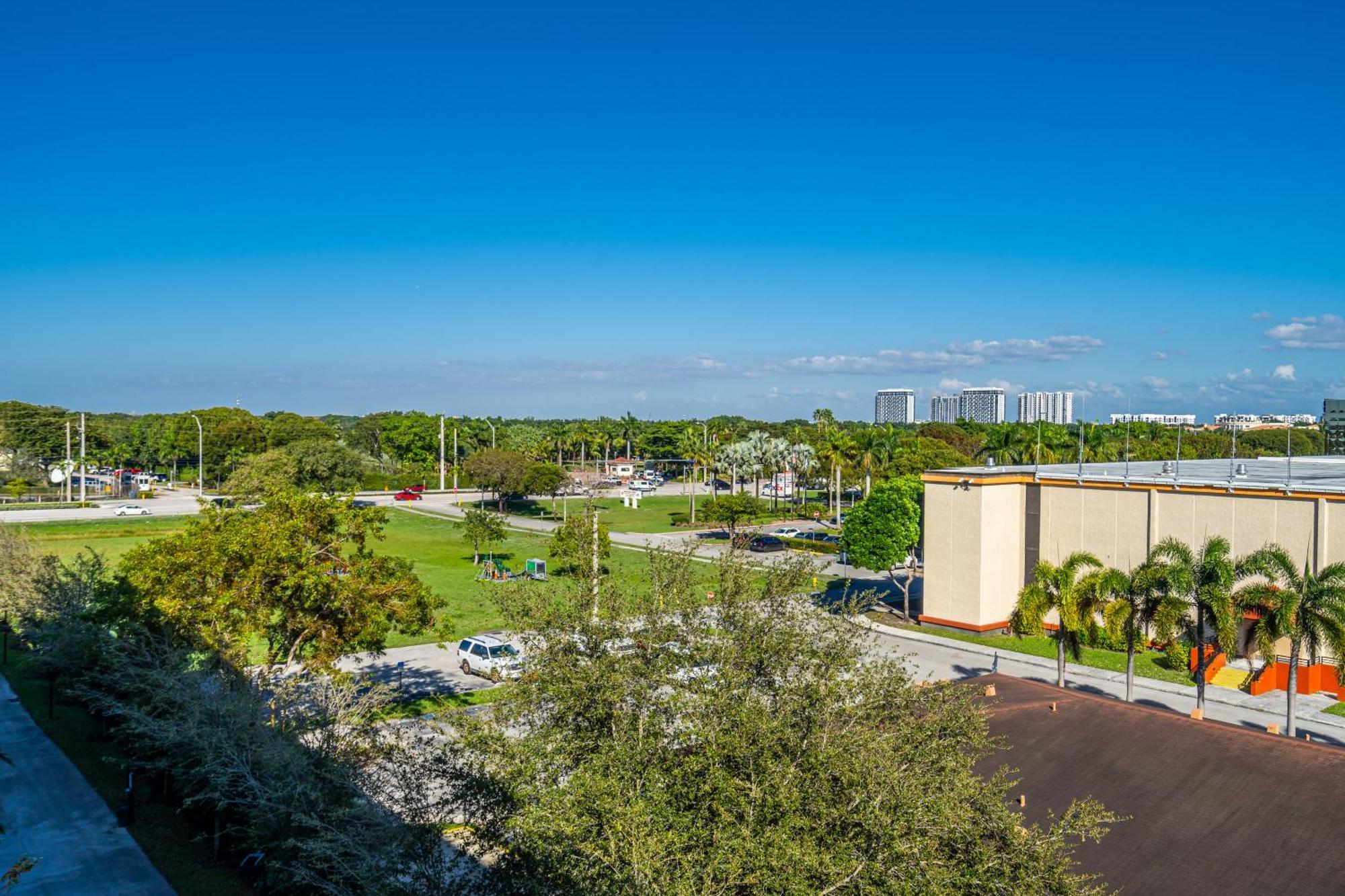 Amazing 2 Bedroom Unit In Doral Miami With Free Parking Hialeah Gardens Exterior photo