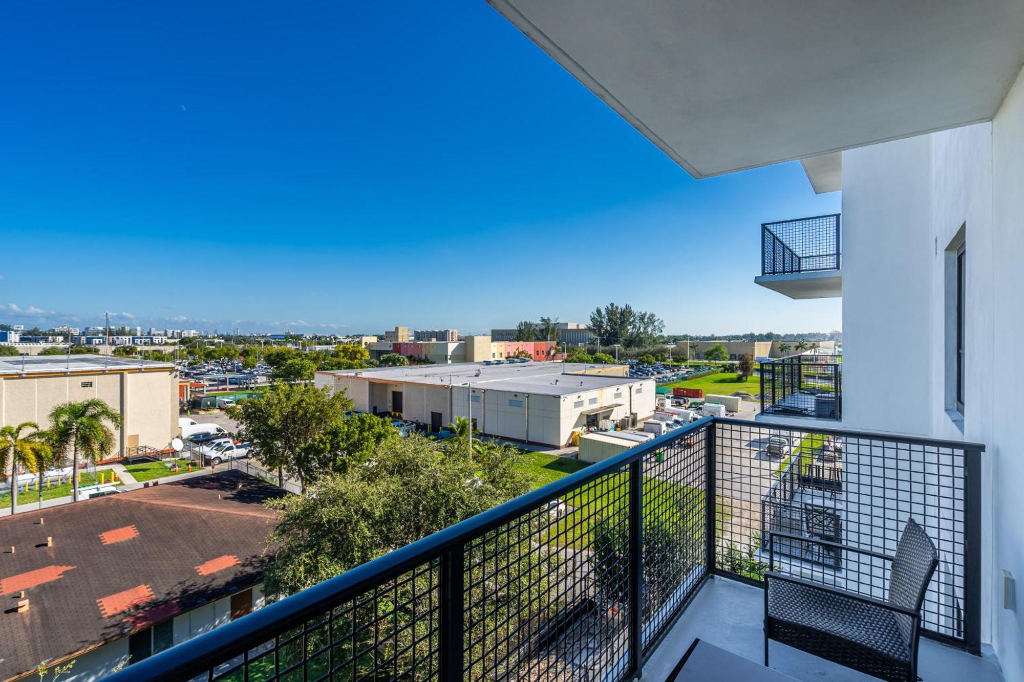 Amazing 2 Bedroom Unit In Doral Miami With Free Parking Hialeah Gardens Exterior photo